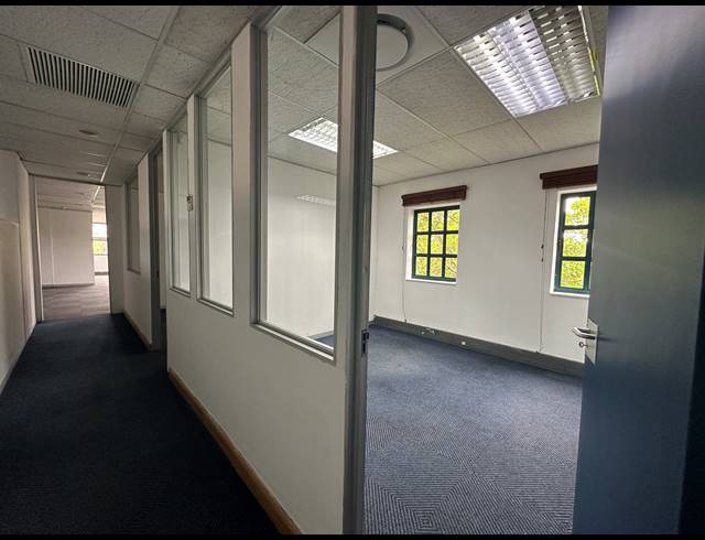1,910M² OFFICE TO LET IN SUNNINGHILL
